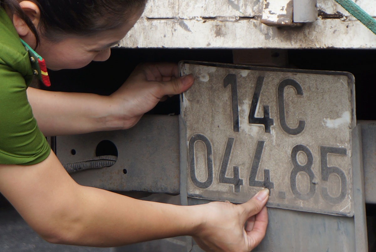 Hai oto cho hang lau tien ty cung mang bien 14C - 044.85 hinh anh