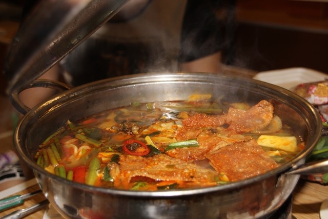 Hat noi lau dang soi vao nguoi khac de dan mat hinh anh