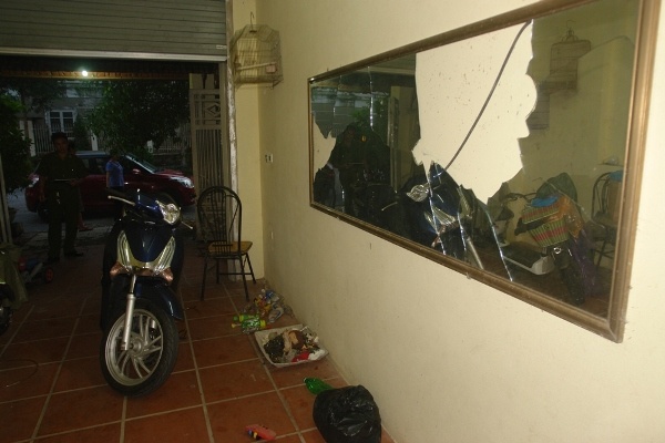 Nhiều đồ đạc trong nhà bị đập phá. Ảnh: Công an cung cấp.