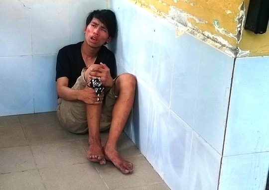 Bat ke thuong xuyen dap pha ghe da cong vien Gia Dinh hinh anh