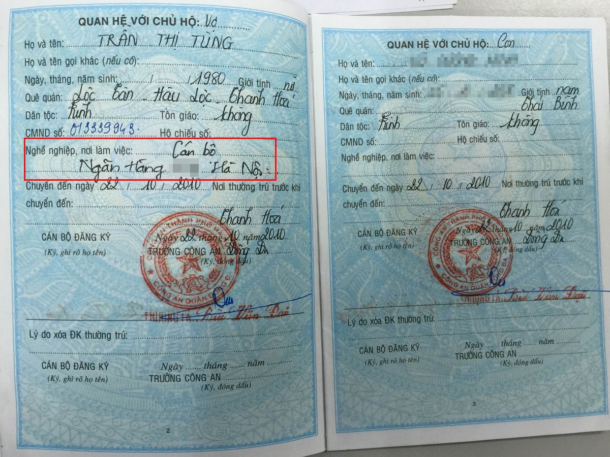 Nhà chức trách kết luận, Tùng đã tự viết thêm vào sổ hộ khẩu phần nghề nghiệp, nơi làm việc. Ảnh: Việt Đức.