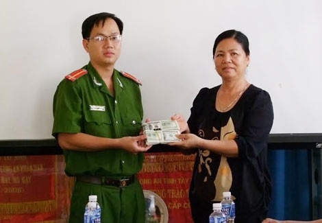 Bà Ung Sô Êng vui mừng nhận lại số tiền.