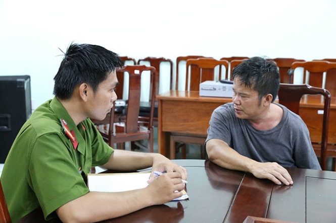 Công an huyện Bàu Bàng làm việc với chủ lô súng bị thu giữ.