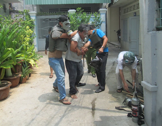 Công an khống chế Trần Đức Hiệp.