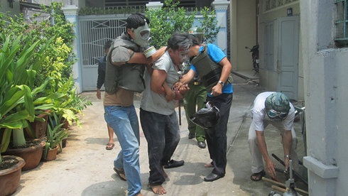 Doa dot nha roi dam luon canh sat va dan phong hinh anh