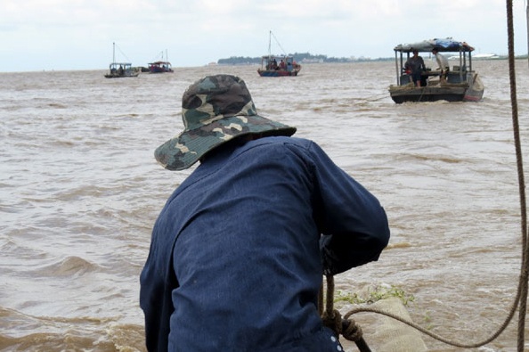 Bao ke dat Cang phong cano chem nguoi o cua bien hinh anh