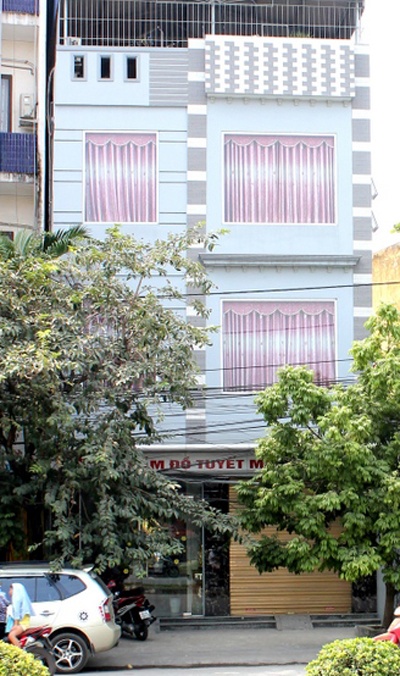 Căn nhà 3 tầng mở sới bạc.