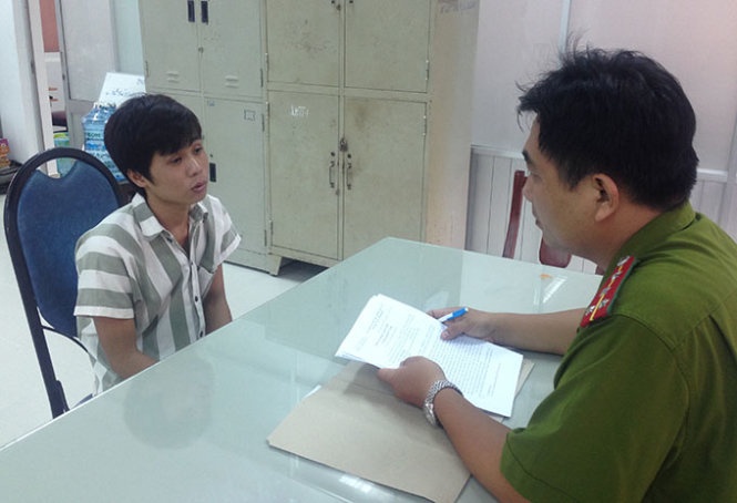 Vua dac xa ra tu, cam dao dam thau tim ban cung ap hinh anh
