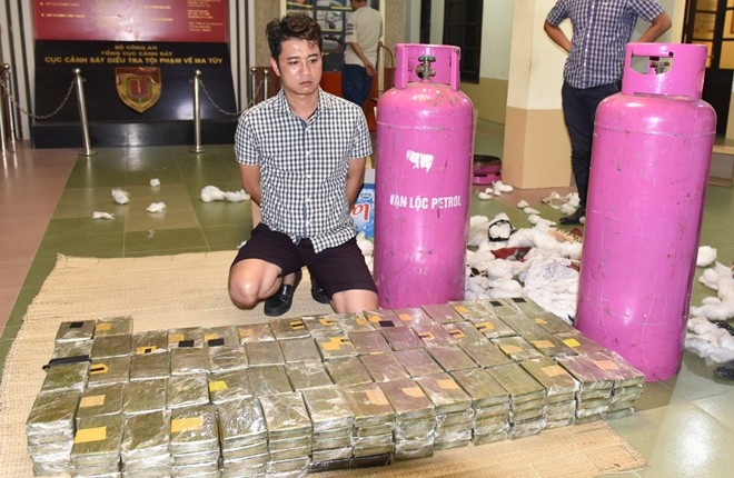 910 banh heroin giau trong binh gas, vali, tui xach hinh anh