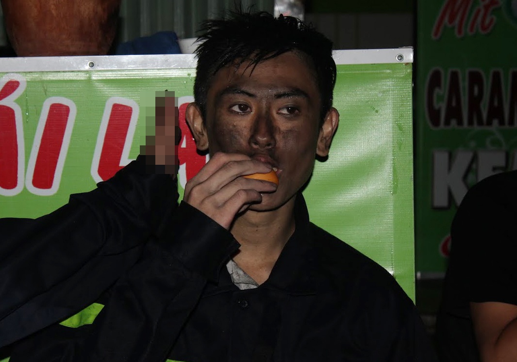 việc phải chạy bộ liên tục hàng chục tầng, hít nhiều khói đen khiến Tùng bị tức ngực, đau đầu. trong tốp chiến sĩ lại có người ho khan cả tràng, dịch đen trào ra từ họng, giọng lạc đi vì nhiễm khói. 