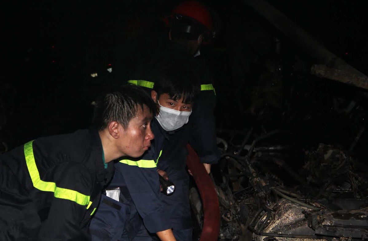 Đại tá Tô Mạnh Thắng - Trưởng phòng Hướng dẫn chỉ đạo về phòng cháy chữa cháy (Sở Cảnh sát PCCC Hà Nội) chia sẻ, do đám cháy bắt nguồn từ tầng hầm, các vật liệu cháy là ôtô, xe máy nên việc khống chế rất phức tạp.