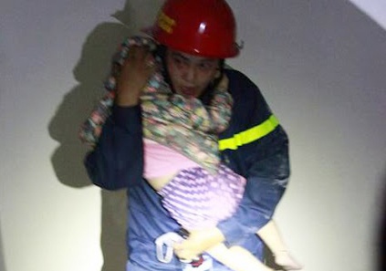 Giai cuu tre em, phu nu mac ket o chung cu chay hinh anh