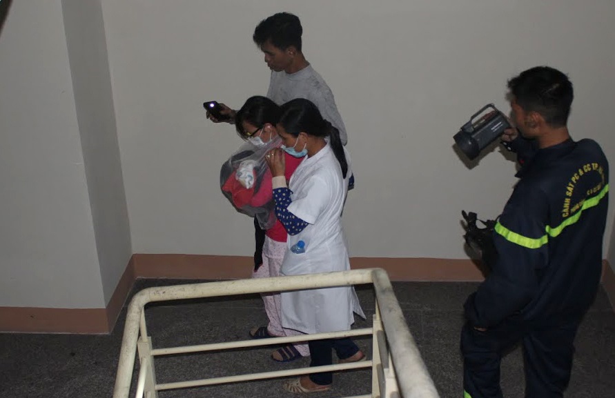 Ngay khi cháy xảy ra, tòa chung cư đều bị ngắt điện