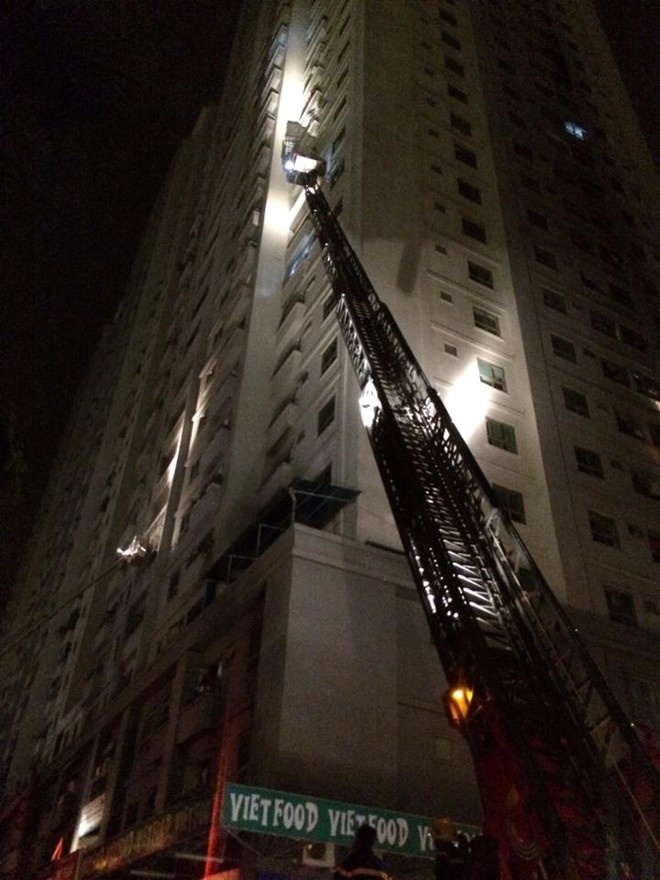 20h ngày 11/10, đám cháy bốc lên từ hầm nhà CT4B khu đô thị Xa La (Hà Đông, Hà Nội). Do tầng hầm của CT4A, CT4B, CT4C thông nhau nên khói đen tỏa đi khắp nơi. Điện bị cắt, thang máy ngừng hoạt động khiến cư dân hoảng loạn chạy xuống.