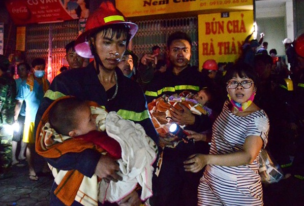 Chien si cong an ke phut cuu nhieu tre em mac ket hinh anh