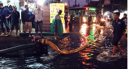 Ứng cứu điểm ngập tại quận 6 tối 15-9