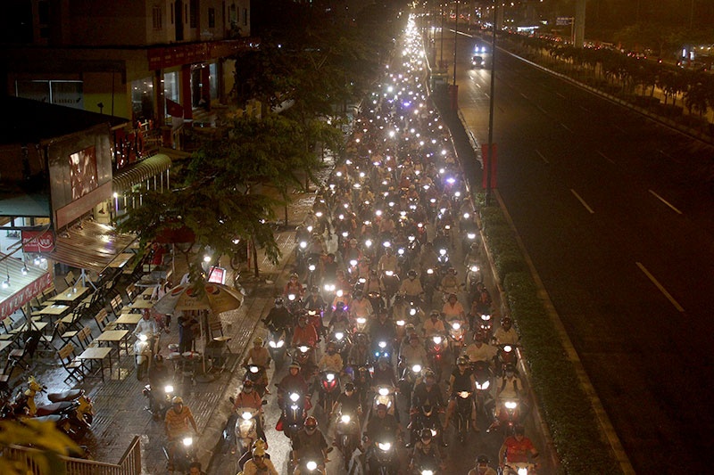 Xe máy nối đuôi nhau trên đường Phạm Văn Đồng hướng từ Q.Bình Thạnh về Q.Thủ Đức