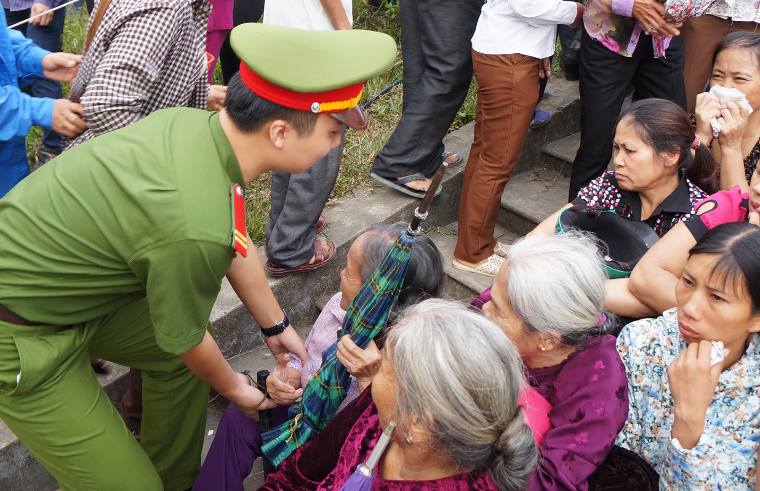 Một cụ bà đến muộn, ngồi