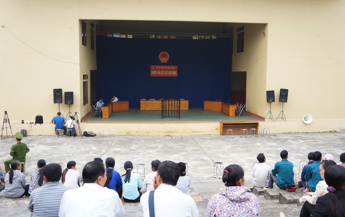 Sáng 28/10, TAND tỉnh Yên Bái đưa Đặng Văn Hùng (26 tuổi, ở xã Lâm Giang, huyện Văn Yên) ra xét xử về tội danh Giết người