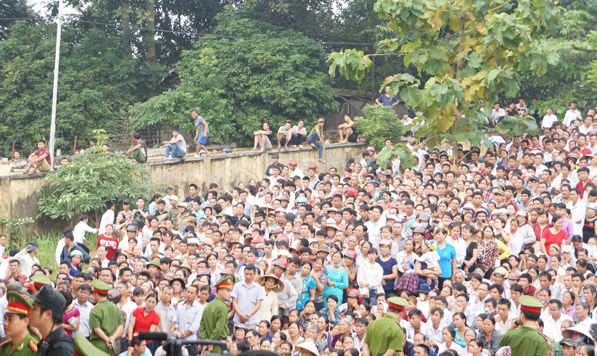 Người dân trèo tường xem phiên xử nghi phạm gây thảm sát ở thôn Cài