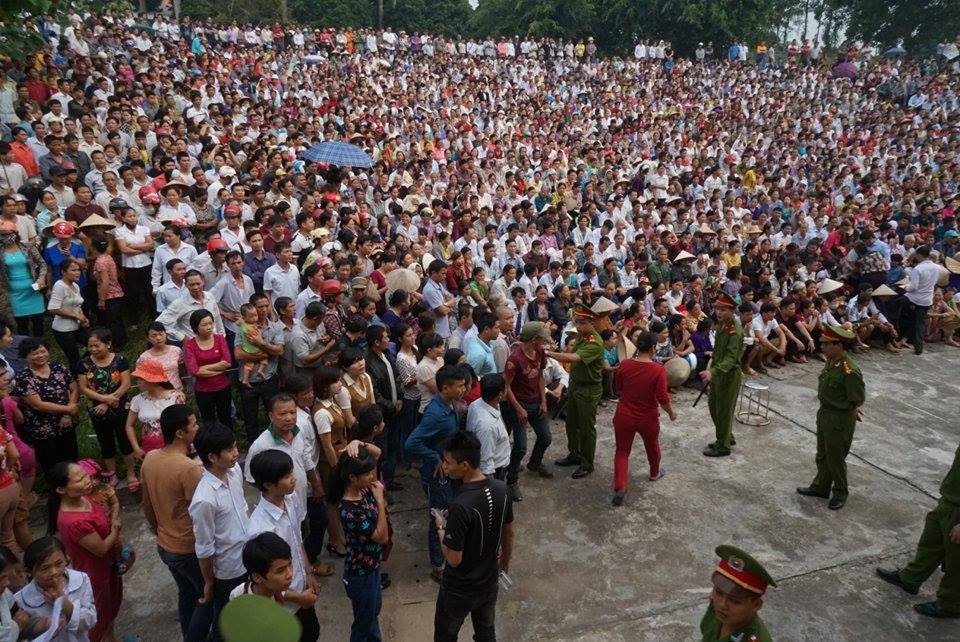 Hàng nghìn người dân ngồi kín khán đài xét xử.