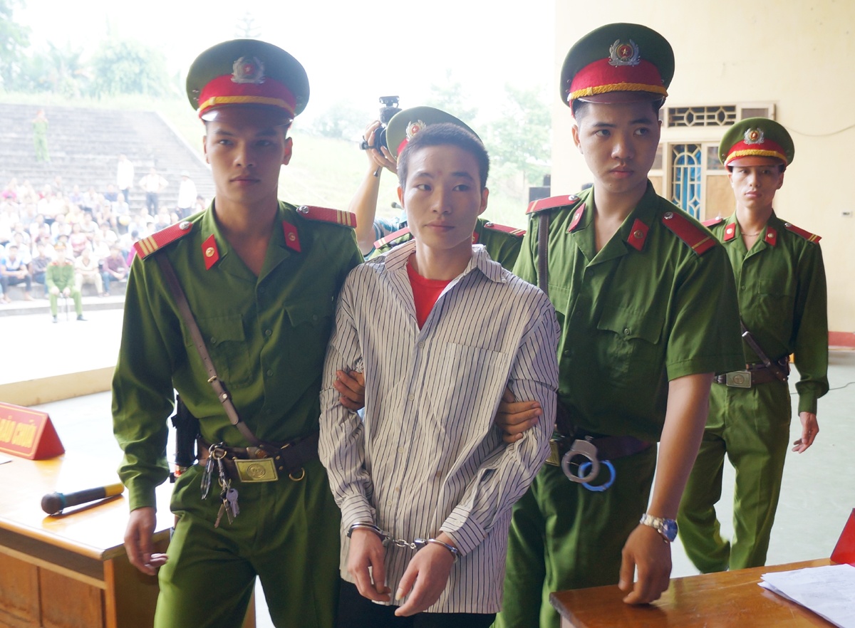 Sau gần 4 giờ xét xử,