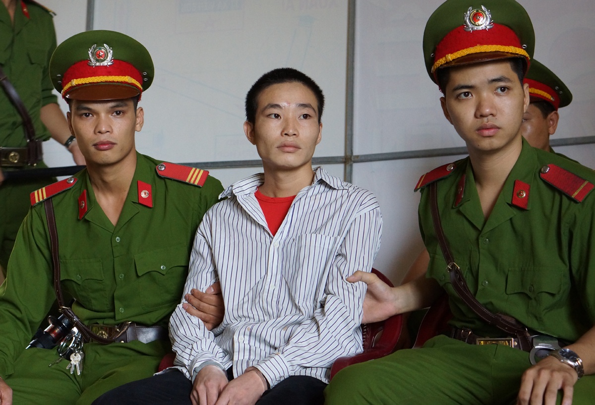 So với thời điểm trước khi gây án, Hùng hơi gầy, mái tóc nhuộm vàng đã cắt bỏ. 