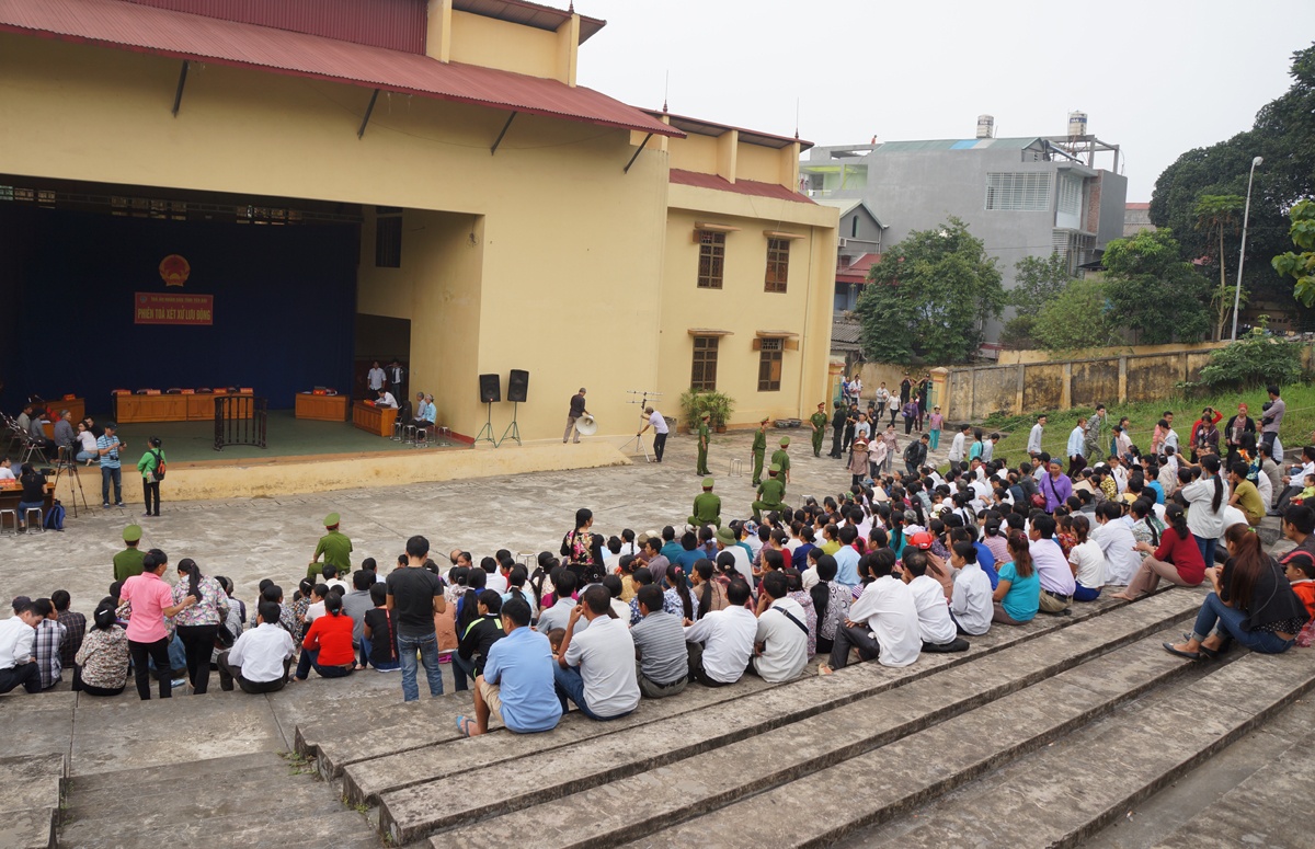 Số lượng người tăng dần khi gần đến giờ xét xử.