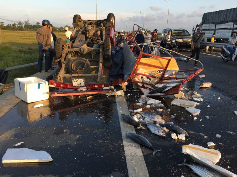 Sau khi đâm gãy cọc tiêu vù trụ điện, chiếc xe bị lật ngửa và nằm bẹp dúm bên đường.