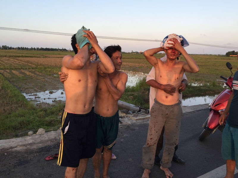 Xe tai lon nhao tren duong, dan dap cua cuu tai xe hinh anh