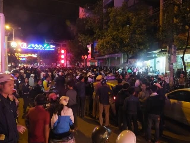 Rất đông người theo dõi vụ việc. Ảnh: Vietnamnet.