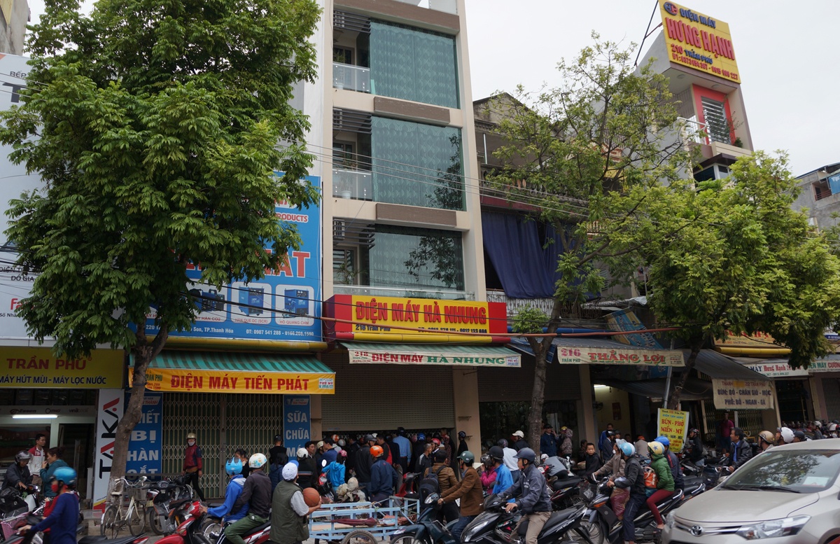 Trao đổi với Zing.vn, thiếu tướng Trịnh Xuyên – Giám đốc Công an tỉnh Thanh Hóa cho biết, quá trình khám nghiệm hiện trường, cảnh sát tìm được một bức thư và đoạn ghi âm mà những người trong nhà để lại, cho biết họ đã tự tử.