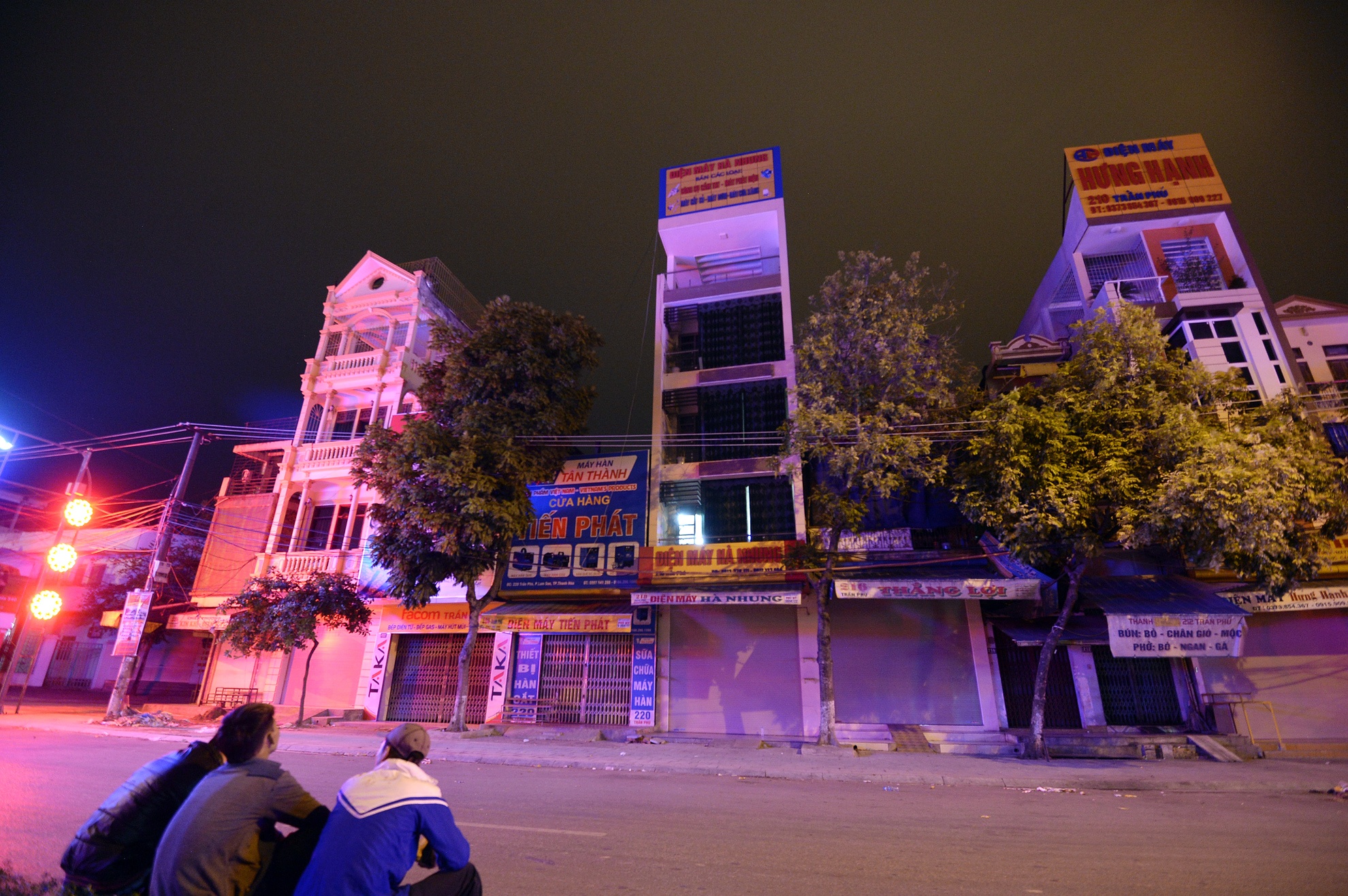 Tối 1/11, sau nhiều giờ mất liên lạc, người thân anh Hà (45 tuổi, ở phố Trần Phú, TP Thanh Hóa) quyết định phá cửa nhà, tìm kiếm tung tích ông chủ đại lý điện máy Hà Nhung. Họ phát hiện người đàn ông 45 tuổi chết trong tư thế treo cổ, vợ và 2 con trai nạn nhân tử vong bất thường trên tầng cao.