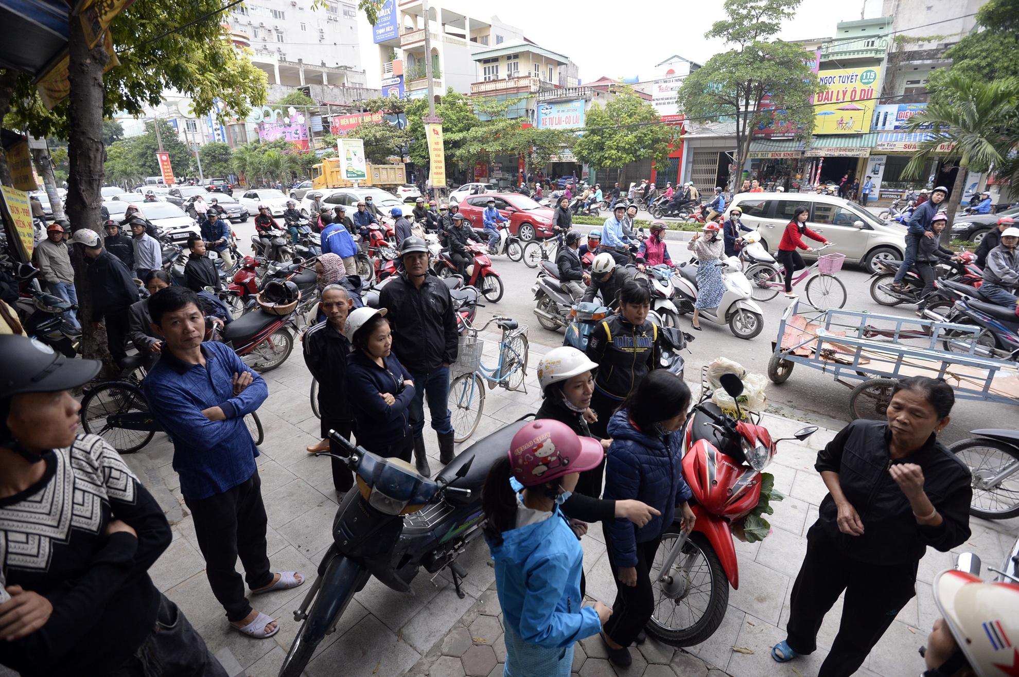 Sau hơn 10 giờ bị phong tỏa