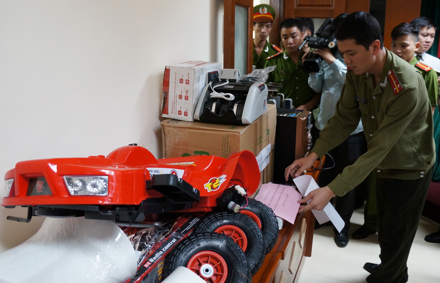 Công an quận Hai Bà Trưng (Hà Nội) vừa tổ chức họp báo, thông tin kết quả điều tra, khám phá chuyên án ma túy lớn, do Nguyễn Thu Hương (43 tuổi, người địa phương) cầm đầu