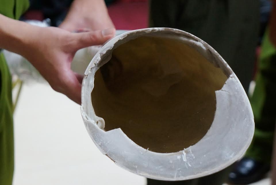 Theo cảnh sát, Hương là đầu nậu chuyên cung cấp ma túy số lượng lớn tại Hà Nội. Người phụ nữ từng có tiền án ma túy thường xuyên cấu kết với đồng phạm tỉnh ngoài, mua nhiều ma túy tổng hợp từ Trung Quốc mang về Việt Nam tiêu thụ. Quá trình vận chuyển, 