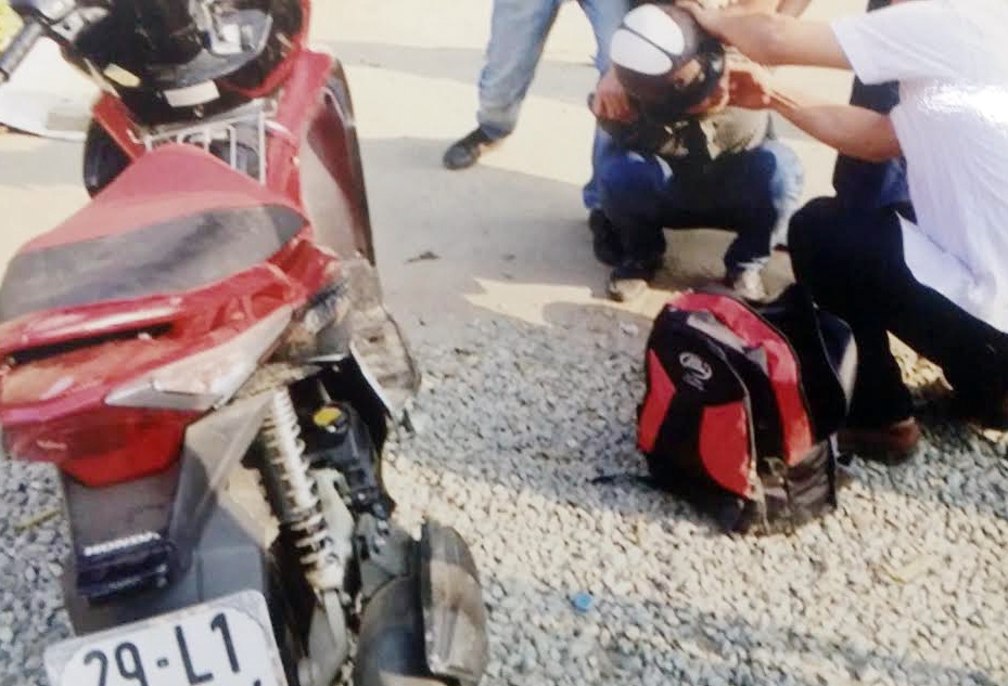 Công an quận Tây Hồ (Hà Nội) vừa triệt xóa vụ vận chuyển 18 bánh heroin với thủ đoạn tinh vi. Hai người liên quan gồm Trần Văn Huy (41 tuổi, ở Kinh Môn, Hải Dương) và Đỗ Ngọc Trang (30 tuổi, ở Ea Kar, tỉnh Đắk Lắk).