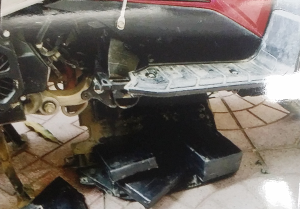 4 bánh heroin giấu trong mặt nạ đầu xe, hốc để chân, khe hở 2 bên sườn xe. 