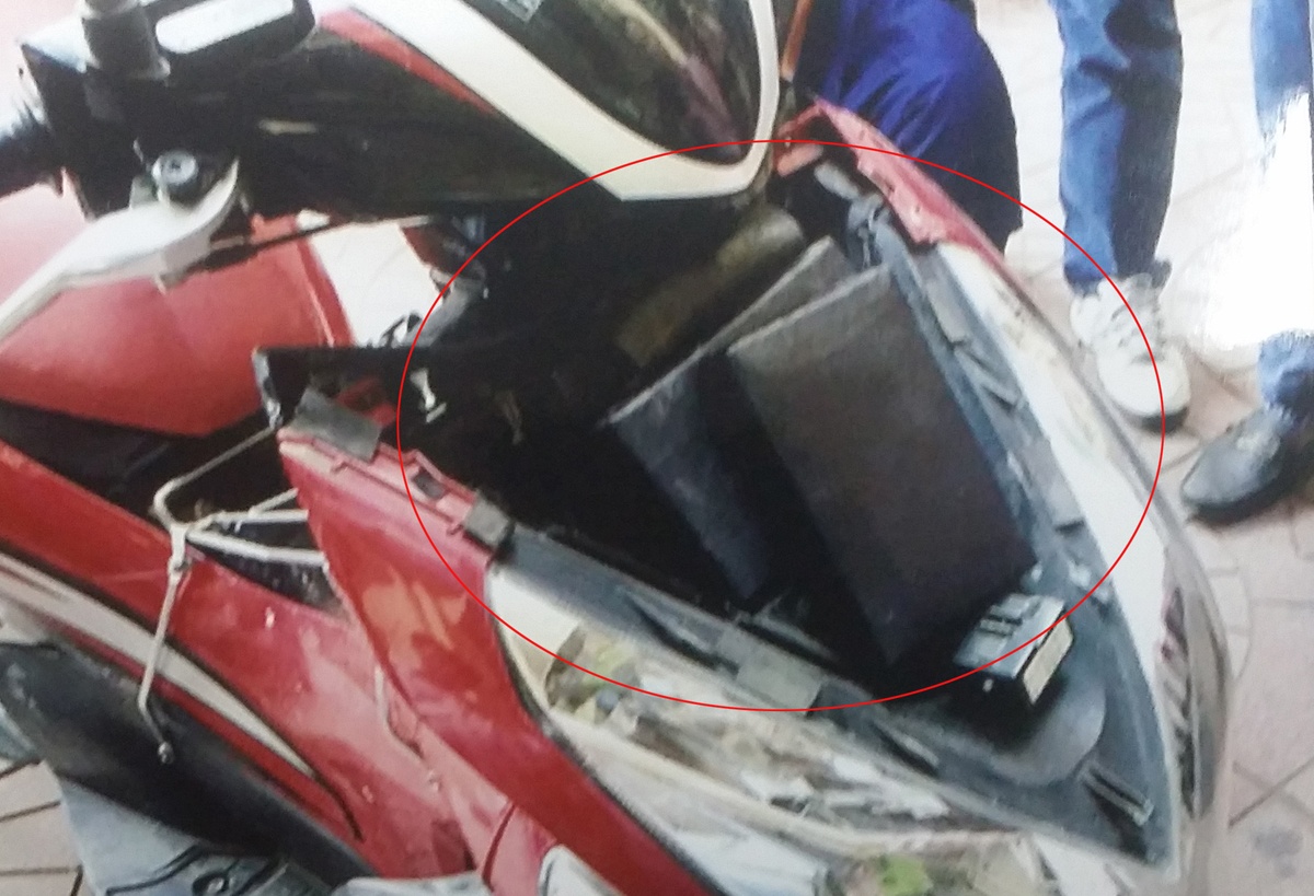 Chiều 27/10, cảnh sát mật phục, áp sát Trang khi anh ta cầm lái chiếc Airblade qua thị trấn Xuân Mai, huyện Chương Mỹ. Khám chiếc xe này, cảnh sát phát hiện 18 bánh heroin được cất giấu trong nhiều chi tiết nhựa.