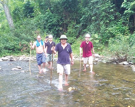 Thiếu tướng Hồ Sỹ Tiến cùng tổ công tác Cục Cảnh sát hình sự lội suối vào hiện trường vụ thảm án tại bản Phồng (Nghệ An).