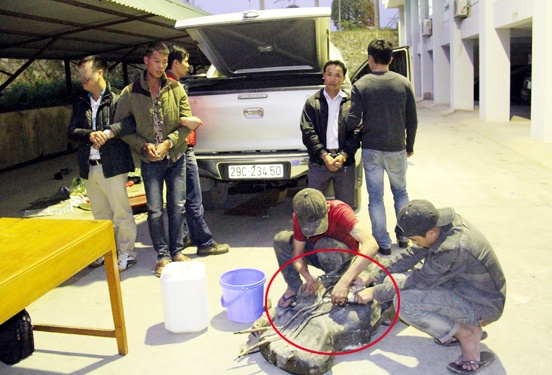 Nhoi gan 100 banh heroin trong binh xang xe ban tai hinh anh