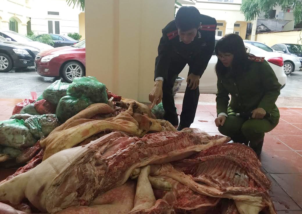 3h ngày 5/12, tổ công tác Đội 4 Phòng Cảnh sát phòng, chống tội phạm về môi trường (PC49, Công an Hà Nội), cùng Thanh tra Sở Nông nghiệp và phát triển nông thôn, dừng kiểm tra xe ôtô bán tải, chở thịt lợn vào chợ Phùng Khoang (quận Nam Từ Liêm).