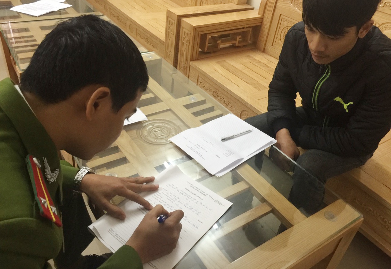 Xét hỏi hai người vận chuyển hàng tên Hoàng Văn Chí (28 tuổi) và Nguyễn Khắc Sáng (43 tuổi, đều trú ở Mỹ Hào, Hưng Yên), họ khai mua gom số lợn bệnh, lợn chết của người dân quanh vùng. Sau khi sơ chế, 2 người này mang về chợ Phùng Khoang tiêu thụ.