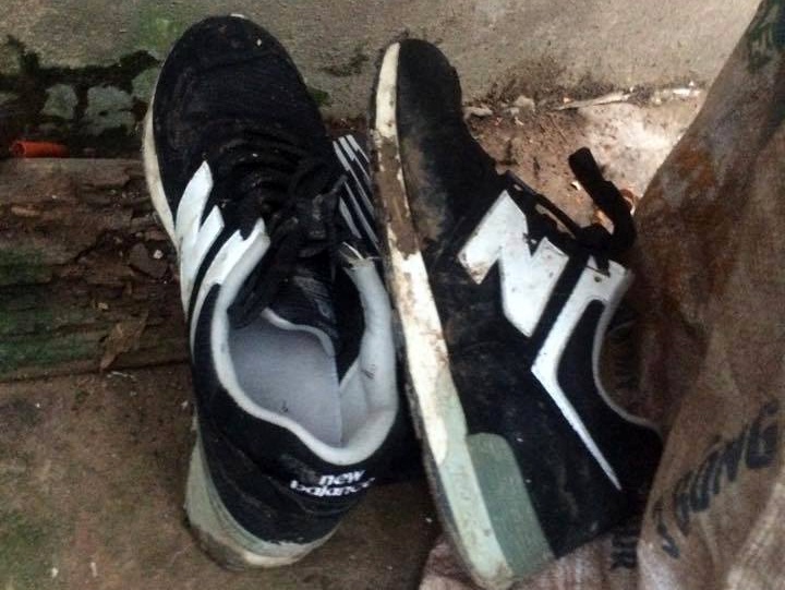 Đôi giày được cho là của Kỳ dùng khi đi gây án. Ảnh: Tùng Lâm.