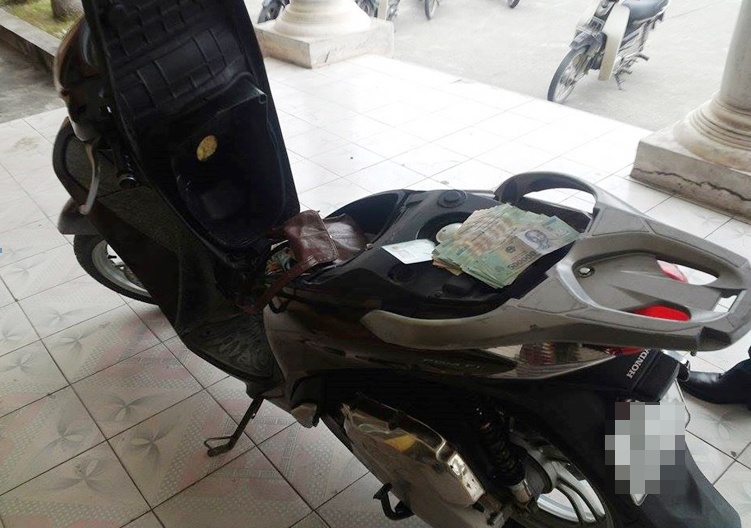 Danh phu nu, cuop xe SH ngay trong nha hinh anh