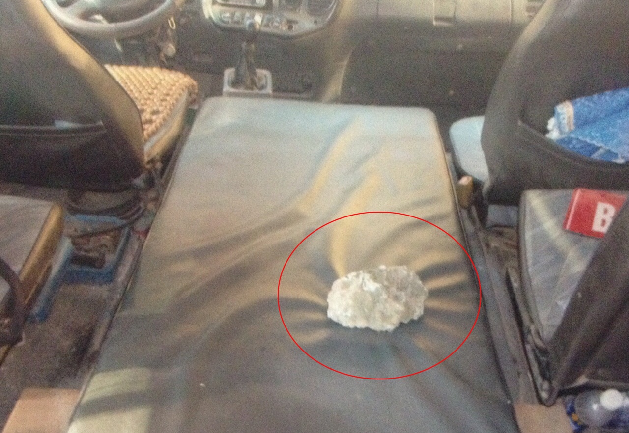 Viên đá nằm lọt trong khoang lái
