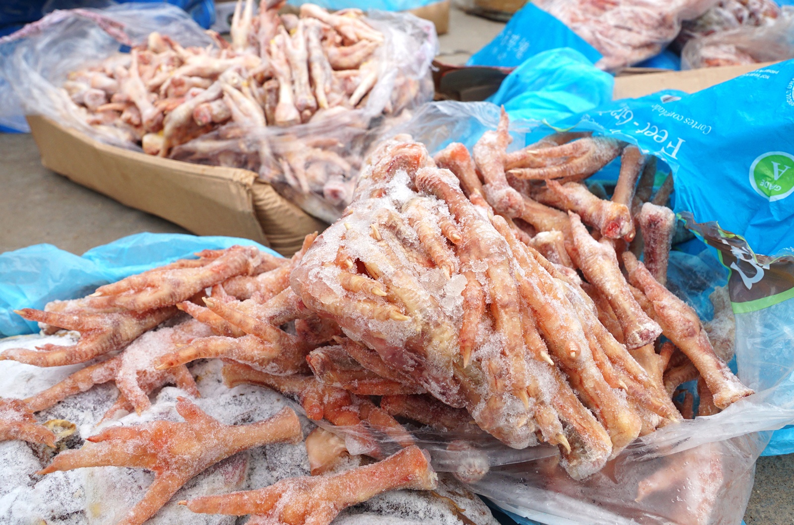 Trên bao bì sản phẩm chân gà in xuất xứ từ Brasil.