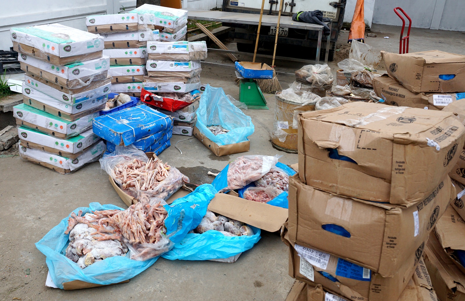 Đại diện PC49 cho hay, không loại trừ số hàng hóa hết hạn sử dụng, mốc... sẽ được bán ra thị trường.