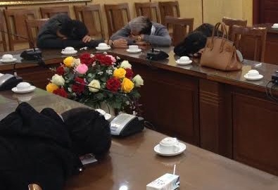 Một số dân chơi bị tạm giữ để phân loại.