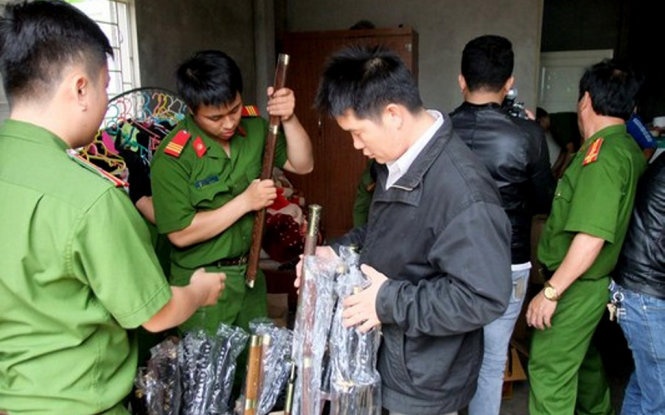 Phat hien kho vu khi cuc lon trong tiem tap hoa hinh anh